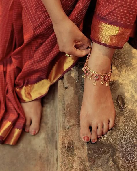 Indian Cottagecore, Desi Cottagecore, Indian Picnic, Euphemia Potter, Elegant Cotton Dress, Old School Aesthetic, Desi Vibes, Anklets Indian, Desi Love