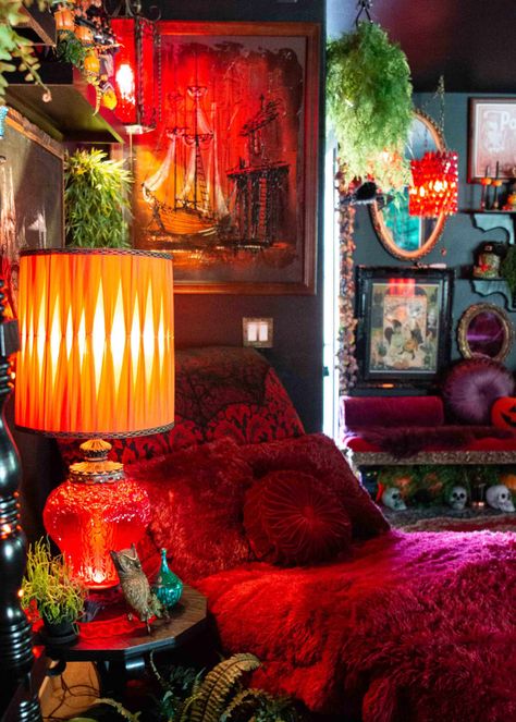 Eclectic Bedroom Design, Bedroom Ideas Aesthetic, Vintage Inspired Decor, Eclectic Bedroom, Bedroom Red, Red Rooms, Bedroom Paint, Design Bedroom, Small Room Bedroom