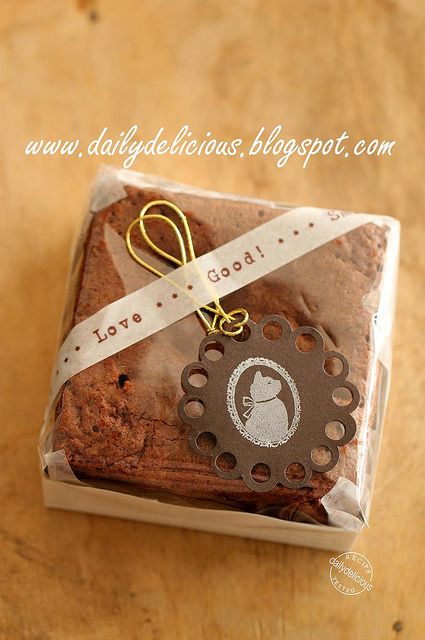 One egg brownie | Flickr: Intercambio de fotos Brownie Shop, Brownie Packaging, Bake Sale Packaging, Bread Packaging, Cake Wraps, Baking Packaging, Dessert Packaging, One Egg, Bakery Packaging