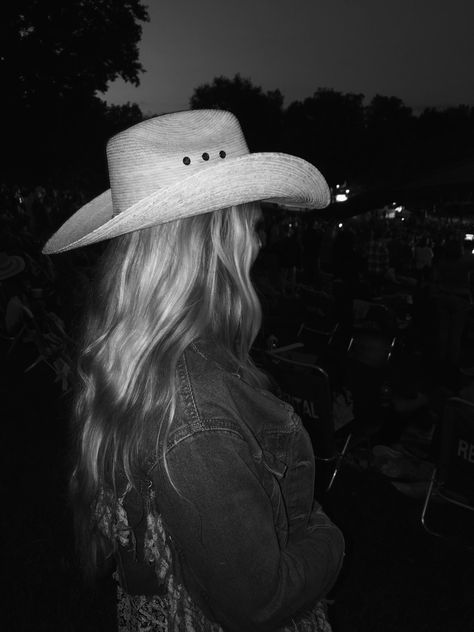 Black And White Country Aesthetic, Cow Girl Hat Aesthetic, Concert Black And White, Girls Cowboy Hats, Sunsets Ocean, Fringe Denim Jacket, Concert Black, White Pic, Country Cow