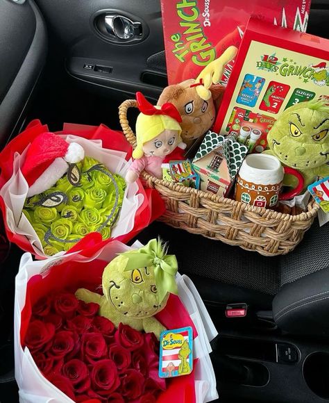 Grinch Gift Basket, Secret Santa Basket, Santa Basket, Christmas Gifting Ideas, Grinch Decor, Cute Anniversary Gifts, Girl Gift Baskets, Candy Roses, Shopping Queen