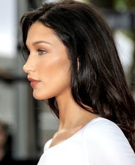 Bella Hadid Hair, Isabella Hadid, Bella Hadid Style, Hadid Style, Model Aesthetic, Makati, Dark Brown Hair, Bella Hadid, Beauty Inspiration