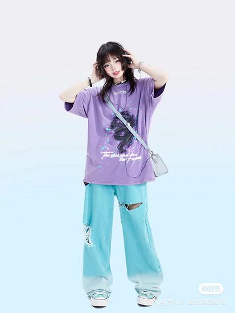 Oversized Outfit Women, Ootd Poses, Y2k Girl, Oversized Outfit, Concept Clothing, Pastel Outfit, Poses References, Human Poses, Streetwear Y2k