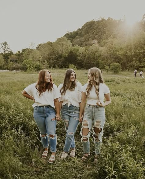 Best Friend Picture Outfit Ideas, Pictures Of Best Friends Together, Photo Shoot Ideas For 3 Friends, Photoshoot For 3 Friends, Sister Session Photography, Fall Sisters Photoshoot, Photoshoot Ideas With Bsf, Sisters Photoshoot Outfit Ideas, Photoshoot Ideas 3 Friends