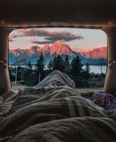 By committing to the van movement, people are making major life decisions. Quitting jobs. Cancelling leases. Emptying their parents' bank accounts. Everything in exchange for a nomadic #VanLife on four wheels. Documenting the pretty side of their daily adventures, Instagram account @project.vanlife is sharing their stories through dreamy photos. Van Life Aesthetic, Camping Aesthetic, Van Living, Adventure Aesthetic, Travel Van, Destination Voyage, Camping Life, Camping Experience, Vw Bus