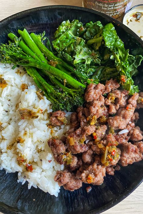 Looking for a new pork rice bowl recipe? Trying this ground beef recipe with our British beef burgers that make the ultimate crispy beef mince. Try this crispy beef recipe with chimichurri sauce like we did or mix it up with Asian inspired flavours!   #chimichurri #beefmince #groundbeef #britishbeef #beef #ricebowl #ricerecipe #britishburger #crispybeef Pork Rice Bowl Recipe, Beef Chimichurri, Chimichurri Beef, Sausage Meat Recipes, Beef Rice Bowl Recipe, Peanut Butter Burger, Pork Mince Recipes, Sausage Burgers, Smash Burger Recipe