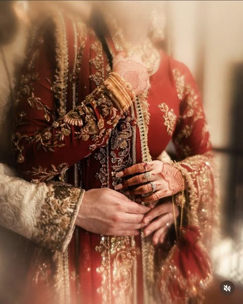 Nikkah Photography Poses, Desi Bridal Photoshoot, Barat Photoshoot Poses, Bridal Poses Indian Wedding Photos, Desi Photoshoot Ideas, Pakistani Marriage, Red Wedding Lehenga, Bride Groom Photoshoot, Indian Wedding Poses