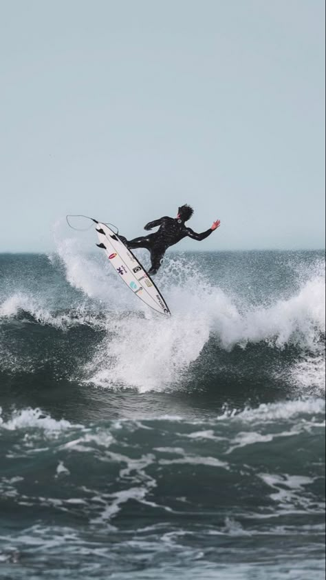 Surfing Pictures Men, Medina Surf, Room Esthetics, Medina Wallpaper, Surf Posters, Trash Chute, Surf Boy, Surfer Vibes, Gabriel Medina