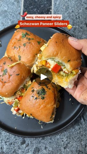 Veg Sliders, Pav Sliders, Paneer Sliders, Schezwan Paneer, Quick Snack Recipes, Sliced Cabbage, Jain Food, Pav Recipe, Hot Snacks