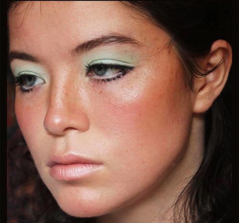 60s Makeup Vintage, Mint Green Eyeshadow Looks, Mint Green Eyeshadow, Sixties Makeup, Close Up Makeup, Mint Eyeshadow, 60’s Makeup, Eyeshadow Green, Green Eyeshadow Look