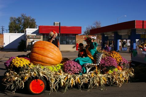 Pumpkin float Fall Parade Float Ideas, Halloween Parade Float, Halloween Parade, Great America, Parade Float, Bones Funny, Fall Halloween, Float, Homecoming