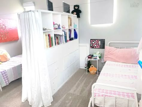 Sharing Room Privacy Ideas, Shared Room Separate Spaces, Divider Bedroom Ideas, Ideas To Split A Bedroom, Splitting Bedroom Into Two, Divide Kids Room Shared Bedrooms, Ways To Divide A Bedroom, Sister Bedroom Ideas Shared Rooms Small Spaces, Split Boy And Girl Room