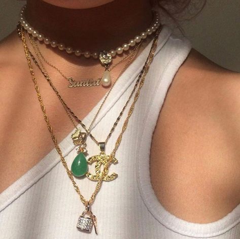 @pariposts on Instagram: “necklaces, btw got these on pinterest bc i’ve been finding a lot more things on there so again comment if yk the person <3 #handbag…” Dope Jewelry, Stacked Jewelry, Mode Inspo, Girly Jewelry, Jewelry Inspo, Trendy Jewelry, Pretty Jewellery, Jewelry Diy, Piercing Jewelry