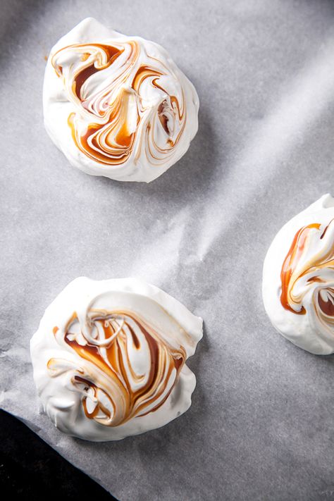 Made By Girl: FOOD: Salted Caramel Pavlovas Pavlova Dessert, Georgetown Cupcakes, Mocha Cupcakes, Meringue Desserts, Meringue Recipe, Banana Cupcakes, Pavlova Recipe, Oreo Cupcakes, Velvet Cupcakes