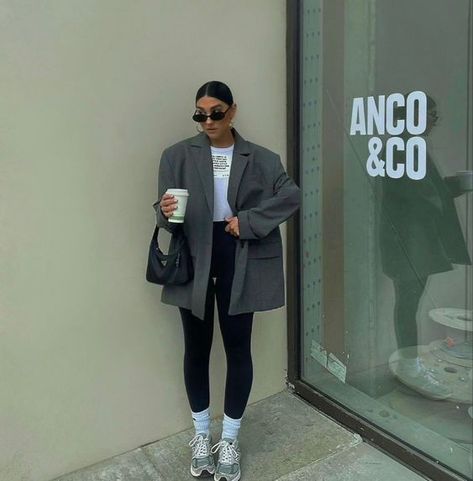 Grey Blazer Women, Grey Blazer Outfit, Oversized Blazer Outfit, Grey Leggings Outfit, New Balance Outfit, Blazer Outfits Casual, Sneaker Outfits, Blazer Outfits For Women, Blazer Outfit