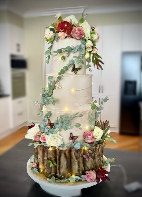 Fairy Themed Wedding Cake, Fairytale Theme Cake, Fairytale Wedding Cake Ideas, Fairy Garden Wedding Cake, Fairytale Garden Wedding Theme, Fairy Cake Wedding, Cake Enchanted Forest, Fairytale Cake Wedding, Enchanted Forest Themed Cake