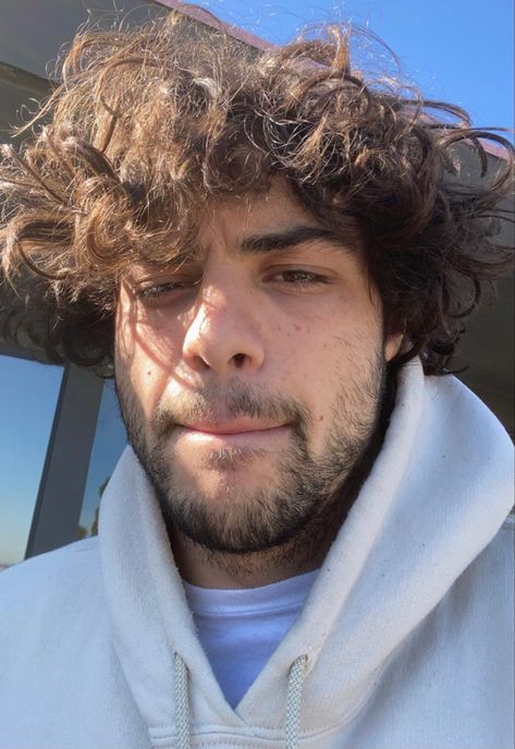 Noah Centineo Beard, Noah Centenio, Phoebe Aesthetic, Noah Centineo, Beard Hairstyle, Men Fashion Casual Outfits, Hottest Celebrities, Hairstyle Ideas, Men Fashion