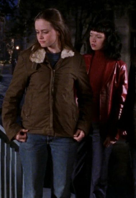 Rory Gilmore Brown Jacket, Rory Gilmore Jacket, Rory Gilmore Outfits Season 1, Rory Fits, Gilmore Girls Fashion, Gilmore Girls Outfits, Gilmore Girl, Crochet Inspo, Rory Gilmore