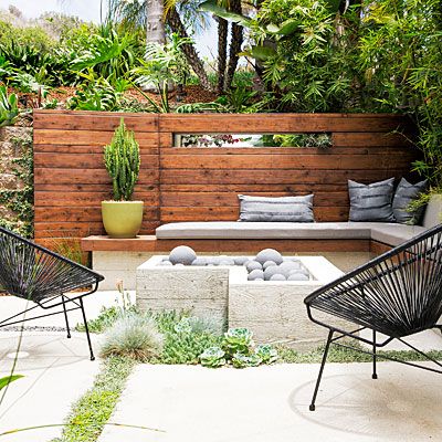 Turn a tiny, crumbling patio into an outdoor space for cozy get-togethers. Backyard Wall, Veranda Design, Sunken Patio, Privacy Wall, Concrete Retaining Walls, Wall Outdoor, Outdoor Seating Area, Patio Wall, Outdoor Privacy