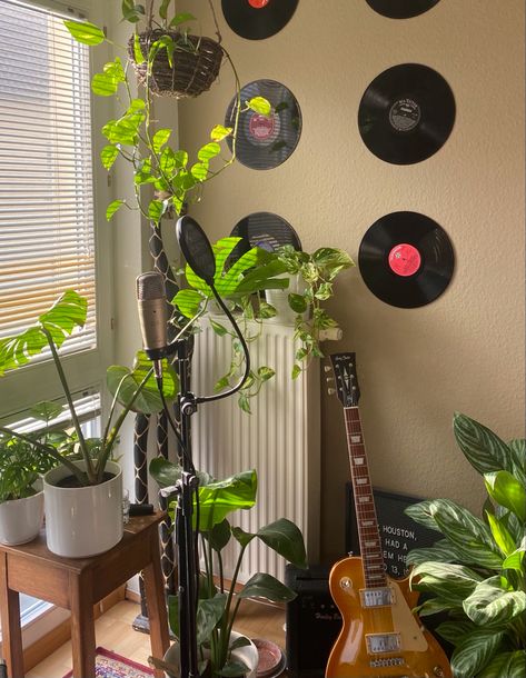 Room Decor For Musicians, Musicians Bedroom Aesthetic, Musician Decor Home, Guitar And Plants Aesthetic, Plant Music Room Aesthetic, Vynil Decor Ideas, Music Decor Aesthetic, Guitar In Room Aesthetic, Music Themed Room Aesthetic