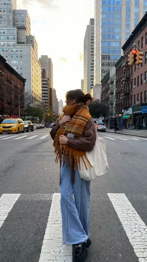 Casual Winter Fits, Scarf Outfit Ideas, Blanket Scarf Outfit, Outfits With Scarves, Scarf Outfits, Bright Scarf, Cute Blanket, Nyc Fits, Cold Fashion