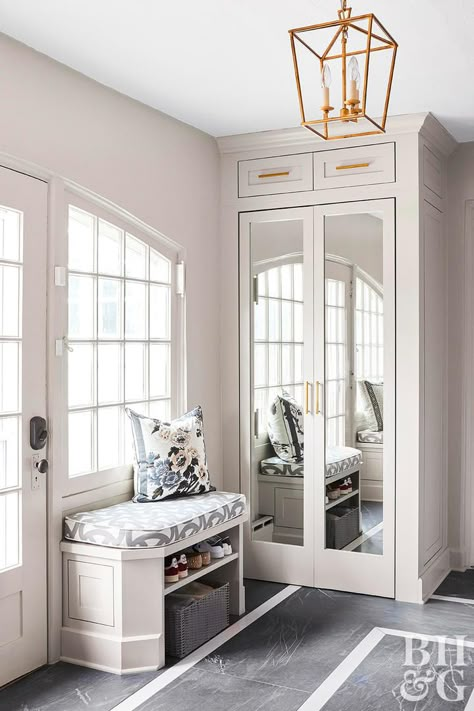 With all roads leading to the mudroom in interior designer Amanda Reynal's home, she outfitted the space to be both storage-savvy and smart-looking. #mudroom #interiordesign Mud Room Ideas Entryway, Door Bench, Mirror Closet, Closet Mirror, Entry Closet, Mirror Closet Doors, Mirrored Doors, Mudroom Decor, Window Benches