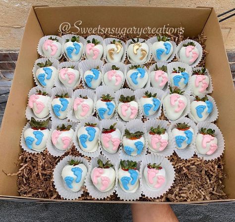 Gender Reveal Ideas Sweets Table, Gender Reveal Strawberries Shower Ideas, Desert For Gender Reveal, Treats For Gender Reveal Party, Gender Reveal Goodies, Gender Reveal Treats Ideas, Gender Reveal Chocolate Covered Strawberries, Gender Reveal Treat Ideas, Gender Reveal Chocolate Strawberries