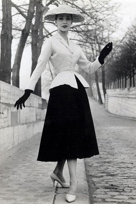 Christian Dior's New Look, 1947 #happybirthdaydior Christian Dior New Look, 40s Mode, Istoria Modei, Dior New Look, Mode Retro, Style Parisienne, Fashion 1940s, 1950 Fashion, Glamour Vintage