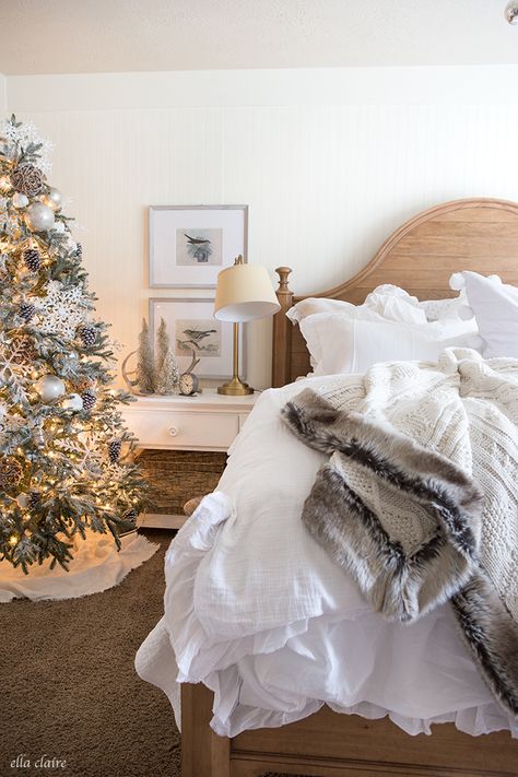 Woodlands Christmas Bedroom Decor Holiday Bedroom, Christmas Cottage, Natural Decor, Christmas Tablescape, A White Christmas, Christmas Decorations Bedroom, Christmas Bedroom, Woodland Christmas, Christmas Room