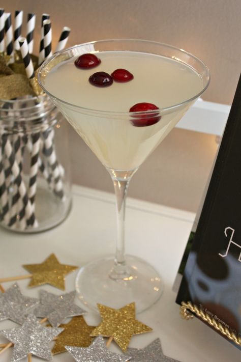 Winter White Cosmo, White Cosmo, White Cranberry Juice, Citrus Cocktails, Winter Cocktails, Martini Recipes, Winter Drinks, Christmas Cocktails, Alcohol Drink Recipes