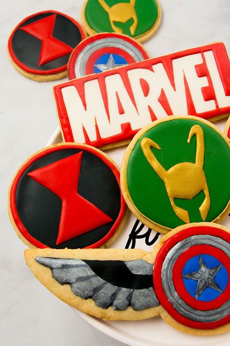 Marvel Sweet 16 Party, Loki Cupcakes, Marvel Cupcake Ideas, Marvel Cookies Decorated, Loki Birthday Party, Marvel Cake Pops, Marvel Snacks, Loki Cake, Marvel Cookies