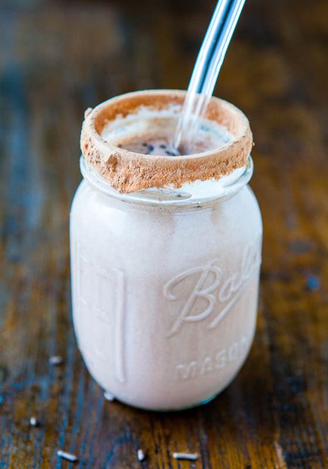 Chocolate Cake Batter Milkshake - If you love cake batter, this is the smooth and creamy milkshake for you! Have your cake and drink it, too! Diy Milkshake, Cake Batter Milkshake, Cake Batter Shake, Chocolate Cake Batter, Cake Ball, Averie Cooks, Cooking Chocolate, Milkshake Recipes, Milk Shakes