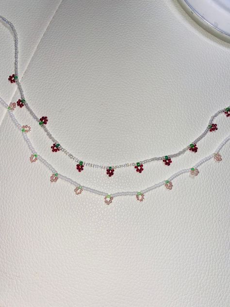 Strawberry Seed Bead Necklace, Seed Bead Bracelet Ideas Aesthetic, Seed Bead Strawberry, Seed Bead Fruit, Strawberry Beaded Necklace, Bead Strawberry, Beaded Strawberry, Strawberry Jewelry, Strawberry Necklace