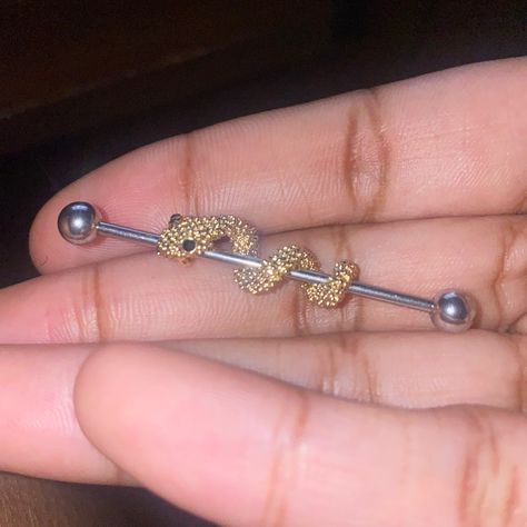 Cute Unique Piercings, Gold Industrial Piercing Aesthetic, Snake Ear Piercing, Peircings Women Idea, Industrial Jewelry Piercings, Crystal Piercings, Ear Piercing Ideas With Industrial, Dainty Industrial Piercing, Cute Industrial Piercing