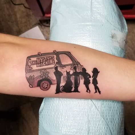 ghost monkey tattoo on Instagram: “scooby doo and the crew.#scoobydoo ,#scoobydootattoo” Scooby Doo Silhouette Tattoo, Shaggy And Scooby Tattoo, Cute Scooby Doo Tattoo, Scooby Doo Ghost Tattoo, Simple Scooby Doo Tattoo, Mystery Machine Tattoo, Scooby Tattoo, Scooby Doo Tattoo Ideas, Tattoo Ideas Color