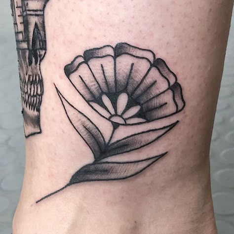 Cute tiny flower fan tattoo by Chase Tucker. Adorable! American Traditional Fan Tattoo, Fan Flower Tattoo, Traditional Fan Tattoo, Sides Tattoo, Fan Flower, Traditional Tattoo Flowers, Wrist Tattoo Designs, Unique Wrist Tattoos, Fan Tattoo