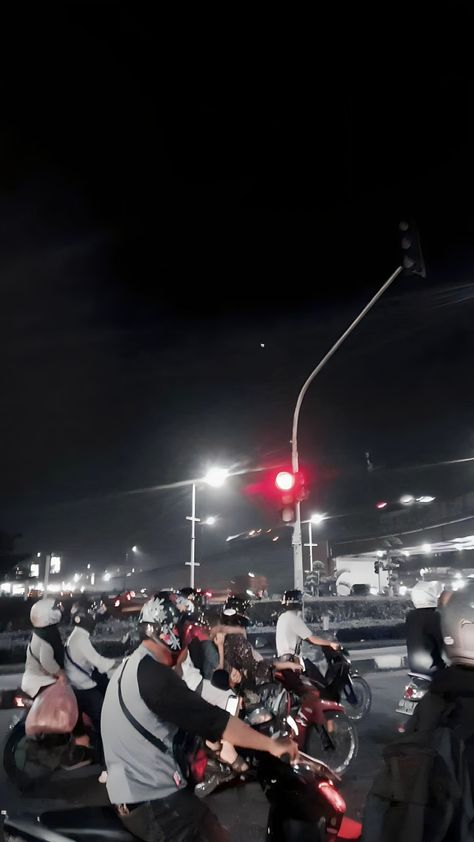 📸 Suci Widas Wara 📍 Simpang Fly Over Arengka, Pekanbaru Traffic At Night, Pekanbaru, Captured Moments, At Night, In This Moment