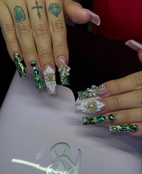 Emerald Green Quince Nails Medium, Latina Nails, Saint Patrick Nail, Quince Nails, Quince Themes, Emerald Nails, Quinceanera Nails, Green Acrylic Nails, Bears Nails