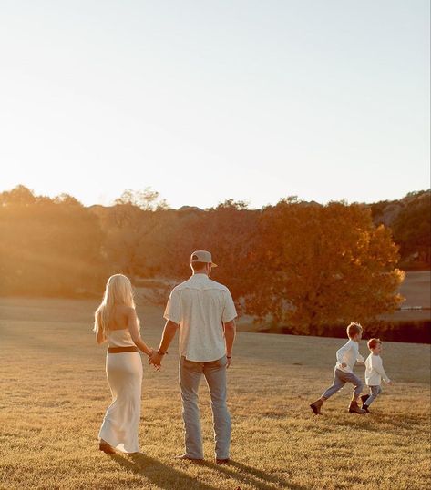 Farmhouse Family Aesthetic, Farm Aesthetic Country Living Family, Country Aesthetic Family, Family At Church Aesthetic, Country Lifestyle Farm Life Family, Future Life Country, Future Lifestyle Country, Future Country Family Goals, Family Farm Aesthetic