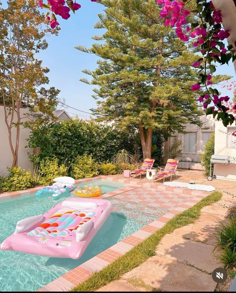 Pretty Pool Aesthetic, Pink Pool House, Pink Pool Aesthetic, Vintage Beach Aesthetic, Pink Airbnb, Pink Backyard, Pool Aesthetics, Tiny Pool, Aesthetic Pool