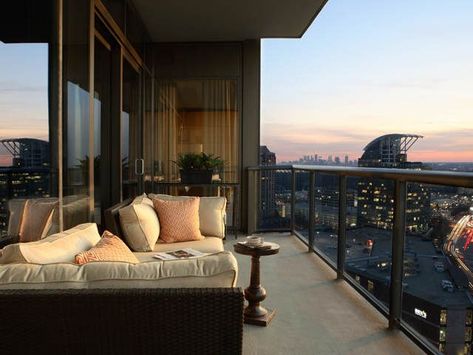 Apartamento New York, Atlanta Condo, Luxury Penthouse, Outdoor Wicker Furniture, Large Balcony, Condo Living, Apartment Balcony Decorating, Balcony Design, Dream Apartment