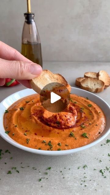 𝐍𝐞𝐫𝐦𝐢𝐧 𝐊𝐚𝐩𝐢𝐬𝐢𝐳 on Instagram: "✨PAPRIKA-FETA-DIP✨

🇩🇪Zutaten:
4 rote Paprika
1 Knoblauchknolle
Salz, Pfeffer 
Olivenöl 

250g Feta Käse
3 EL Olivenöl 
2 EL Honig

Zubereitung:
Paprika mit einem Messer an paar Stellen einstechen und gemeinsam mit der Knoblauchknolle aufs Blech legen. Olivenöl sowie Salz und Pfeffer drüber geben und für ca. 30 Minuten bei 200 Grad in den vorgeheizten Backofen geben. Anschließend die Paprika in den Mixer geben, Knoblauch hinein drücken und gemeinsam mit den restlichen Zutaten mixen🌶️✨

🇹🇷⬇️türkçe tarifi yorum kısmında
🇬🇧⬇️english recipe in the comments

#byneri #dip #dips #feta #fetadip #paprikadip #veggie #vegetarian #vegetarisch #cookies #cookie #münchen #foodie #instafood #instalike #instagood #instamood #picoftheday #foodblogger #foodlo Paprika Feta Dip, Foodporn Dessert, Feta Dip, Feta, Ramadan, Dip