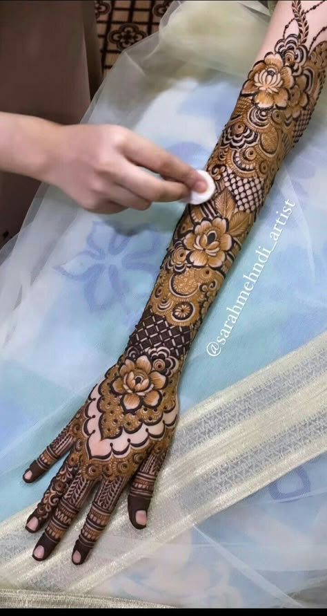 Beautiful Bridal Mehndi Designs, Bridal Mehndi Designs For Back Hand, Back Hand Bridal Mehndi Designs, Henna Back Hand, Henna Design Simple, Mehndi Design Bridal, Henna Tattoo Design, Tattoo Designs Henna, Back Hand Mehndi Design