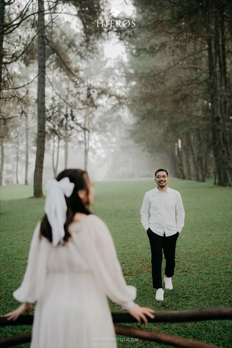 Cory & Eben, Romantisme di hutan pinus. Outdoor Prewedding Photoshoot, Ide Prewedding Outdoor, Prawedding Konsep Outdoor Casual, Prewedding Pose Outdoor, Prewed Casual Outdoor, Casual Prewedding Outdoor, Prawedding Konsep Outdoor, Outdoor Prewedding Ideas, Forest Prewedding