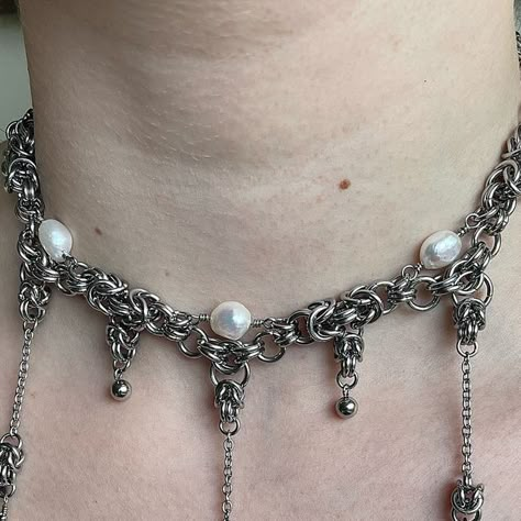 CicadaInstinct on Instagram: "Freshwater pearl and chainmail choker/ earring set ✨ A new made-to-order design for you bugs!! <3 On sale 20% off until Friday 5th midnight 🖤🖤🖤  Link in bio! Available now xx   Really into the hanging pearls at the moment, it gives such a ethereal and elegant look to the chainmail 🖤" Chainmail Choker, Chainmaille Jewelry Patterns, Chainmail Earrings, Dream Necklace, Wire Bending, Silversmithing Jewelry, Beadwork Earrings, Chainmail Jewelry, Chainmaille Jewelry