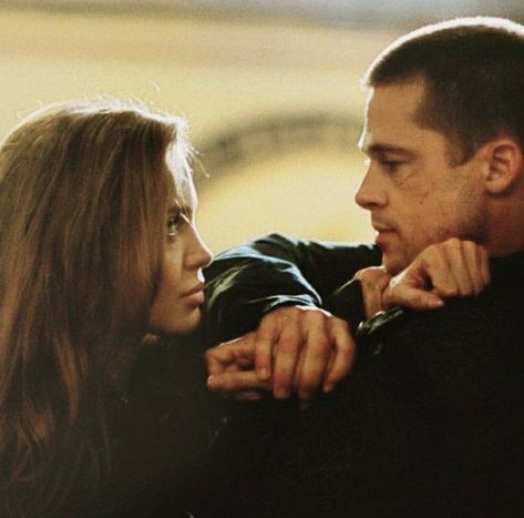 Couples Eyes Contact, Contact Movie, Angelina Jolie Movies, Mr And Mrs Smith, Brad Pitt And Angelina Jolie, Mr & Mrs Smith, Movie Couples, Eye Contact, Romance Movies