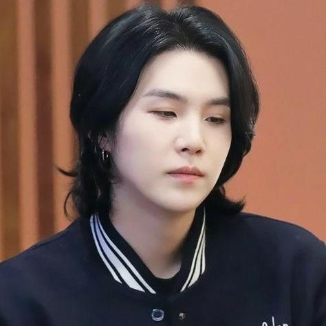 hourly yoongi on Twitter: "https://t.co/hELiAzOp7M" / Twitter Korean Men Hairstyle, Kpop Hair, Hair Icon, Min Yoongi Bts, Long Black Hair, Best Rapper, Fake Love, Long Hair Cuts, Korean Hairstyle