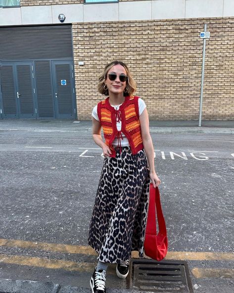 Maximalist Business Casual, Eclectic Maximalism Fashion, Pattern Clashing Outfits, Maximalist Style Fashion, Pink And Red Outfit, Mixing Patterns Fashion, Layering Street Style, Thrifting Inspiration, Maximalism Fashion