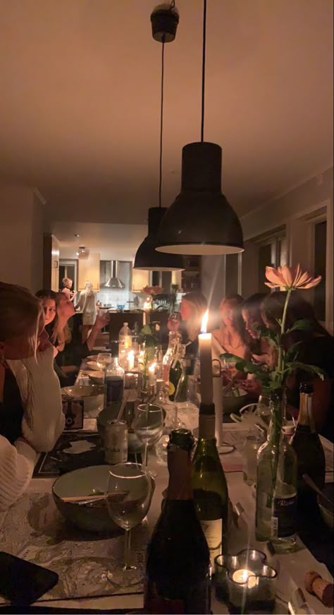 Dinner Aesthetic Night, New York Dinner, Dinner Party Aesthetic, Girls Night Dinner, Apartment Party, Dinner Party Birthday, Girls Dinner, Diner Party, Dinner Aesthetic