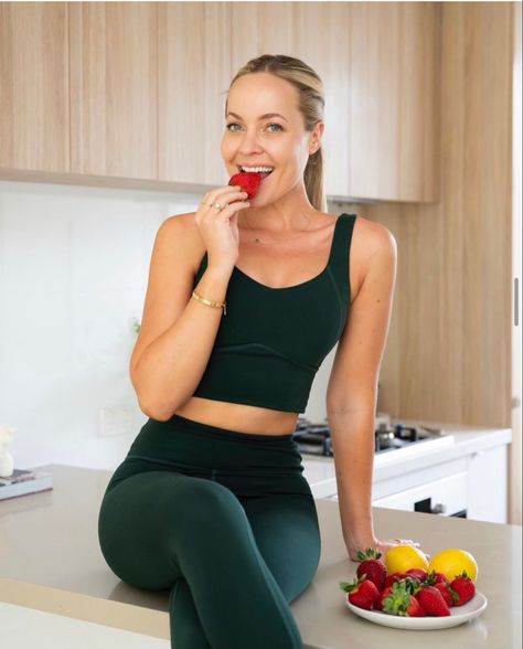 Healthy person depicted in a home kitchen. Not my photo Meal Prep Photoshoot, Fit Photo Ideas, Wellness Coach Photoshoot Ideas, Nutrition Coach Photoshoot, Personal Branding Photoshoot Fitness, Kitchen Photoshoot Ideas, Fitness Lifestyle Photography, Healthy Lifestyle Photography, Nutritionist Branding